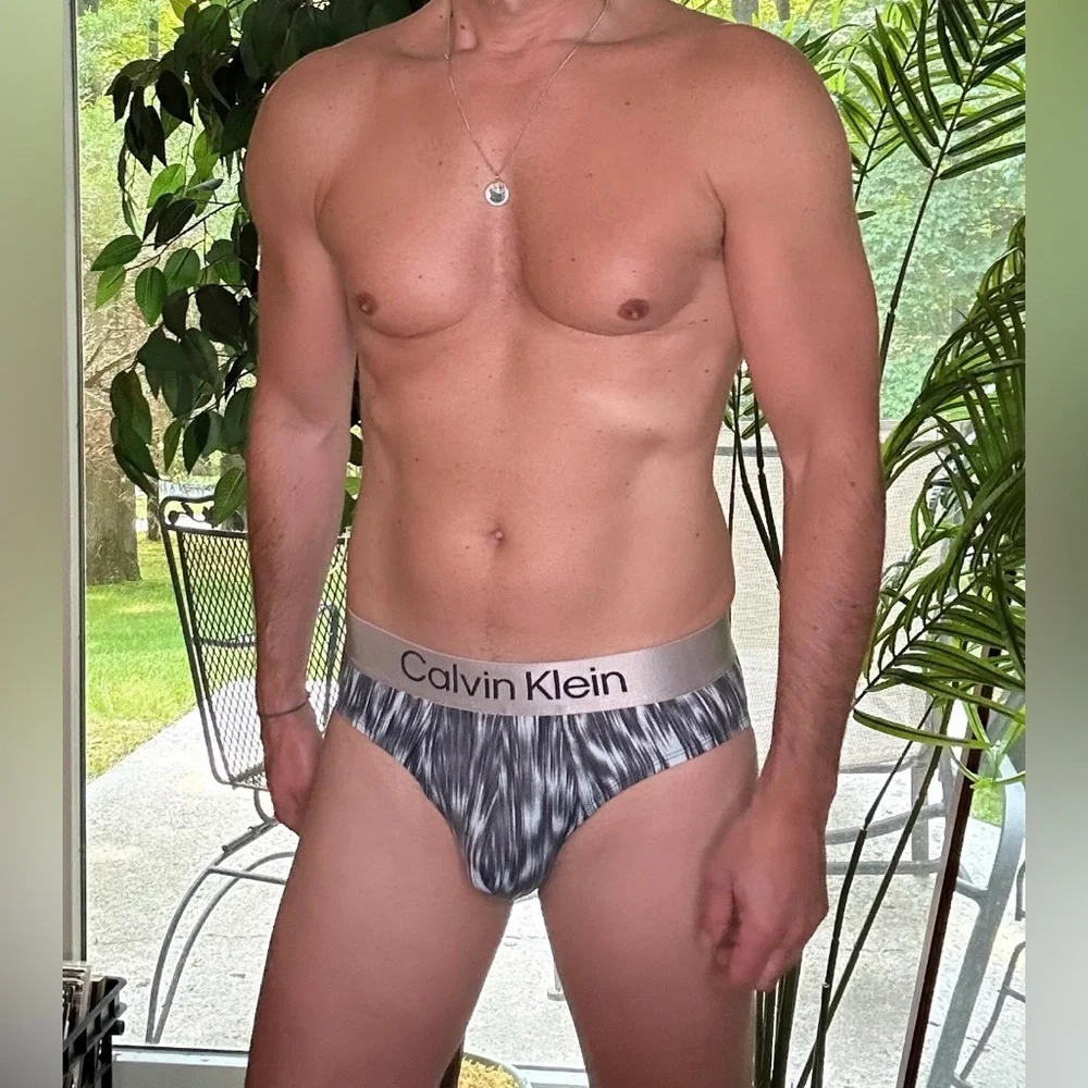 Calvin Klein | Brushed Microfiber Stretch Hip Brief in Downpour Print (Medium)